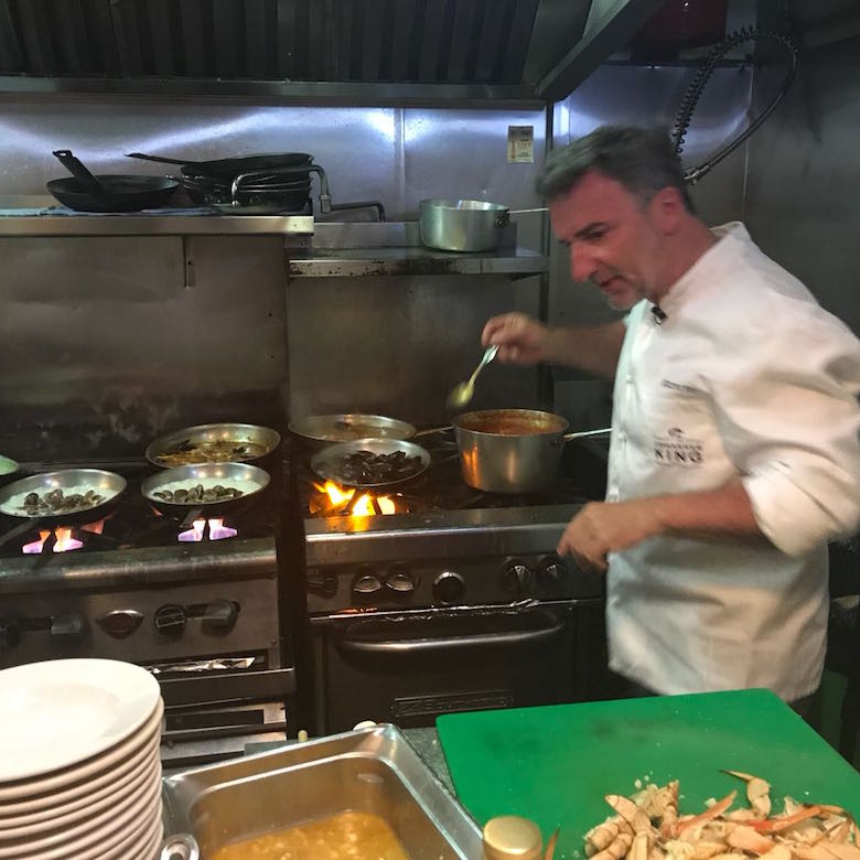 Johannes King bei Kitchen Impossible: Cioppino nachkochen