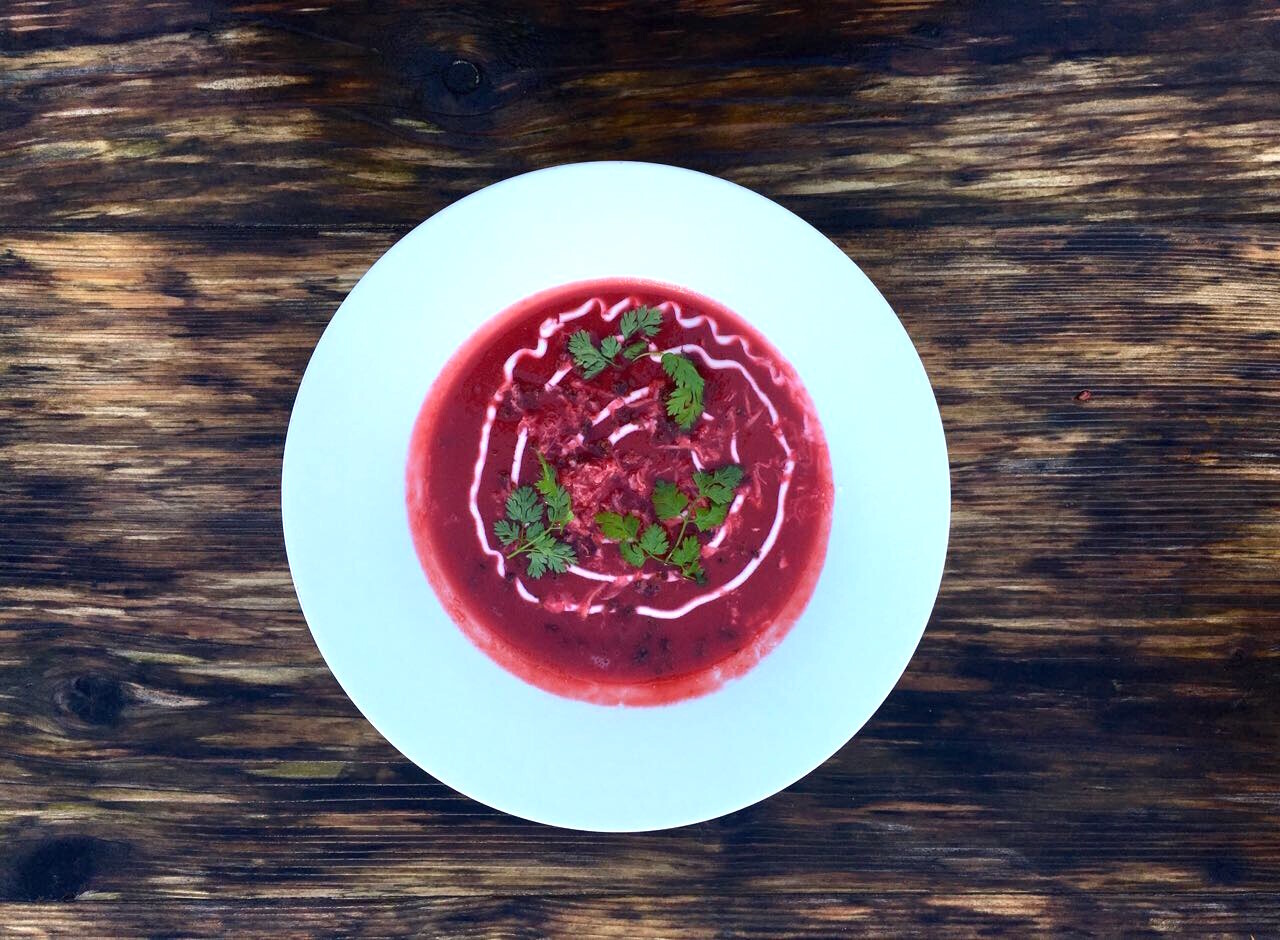 Rote-Beete-Suppe mit geröstetem Pumpernickel und Melange Noir